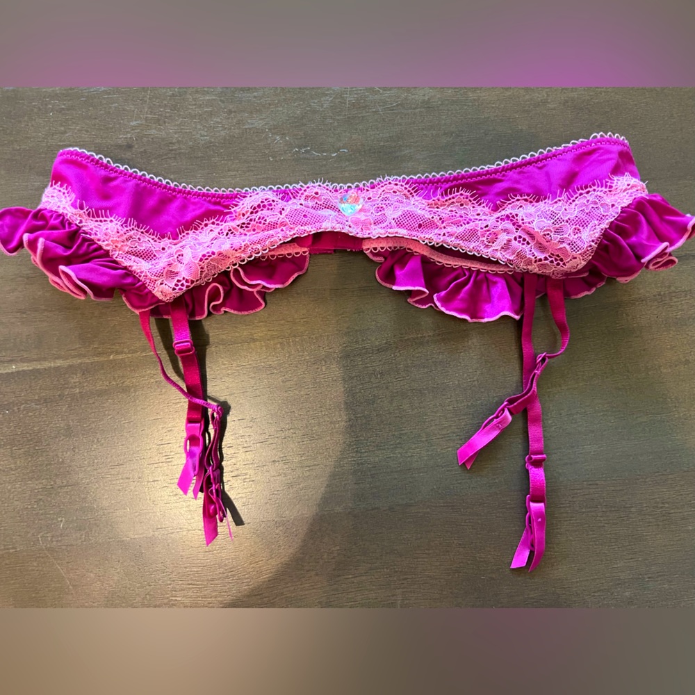 VTG Victoria’s Secret pink lace garter belt